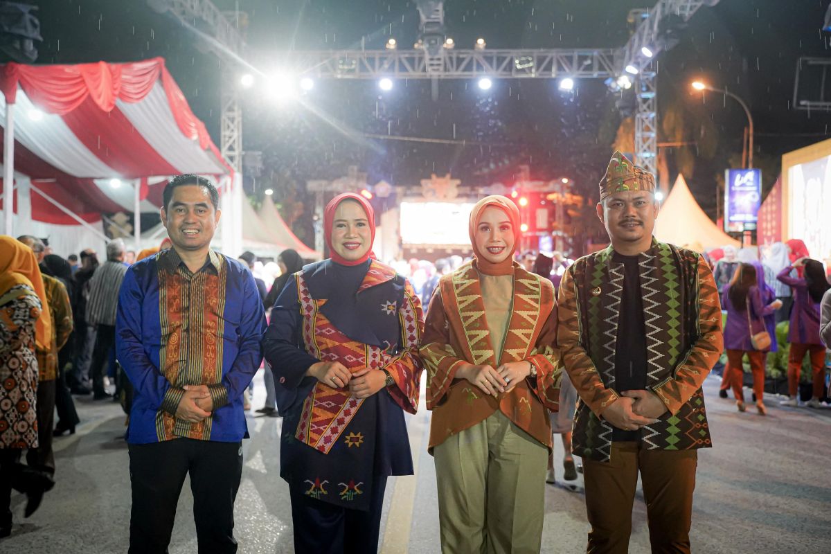 Bupati Koltim dan Istri ramaikan karnaval tenun Sultra 2023 di Kendari