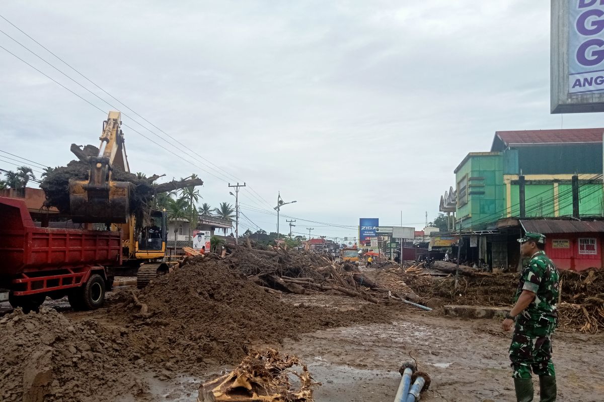 Kodim 0305/Pasaman turunkan puluhan personel bantu korban banjir