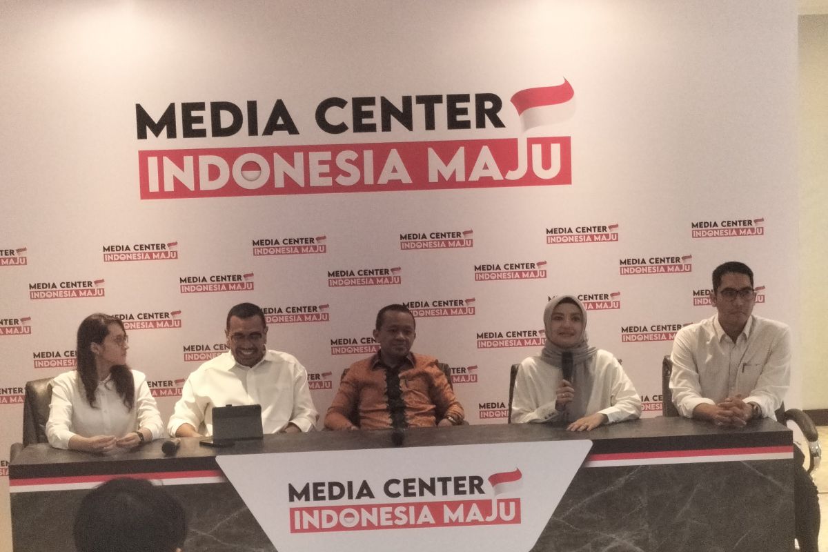 Menteri Investasi/Kepala Badan Koordinasi Penanaman Modal (BKPM) Bahlil Lahadalia (tengah) di Media Center Indonesia Maju di Jalan Pangeran Diponegoro, Menteng, Jakarta Pusat, Senin (4/12/2023). ANTARA/Walda.