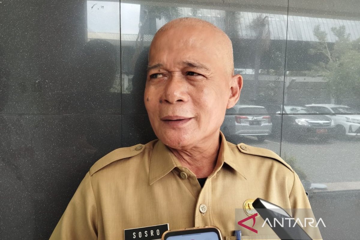 Kepala DPMTSP Kota Cirebon Sosroharsono saat memberikan keterangan di Cirebon, Jawa Barat, Senin (4/12/2023). ANTARA/Fathnur Rohman