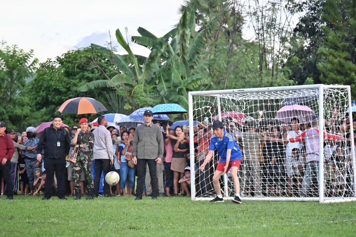 Jokowi main bola dan menari Ja'i di NTT