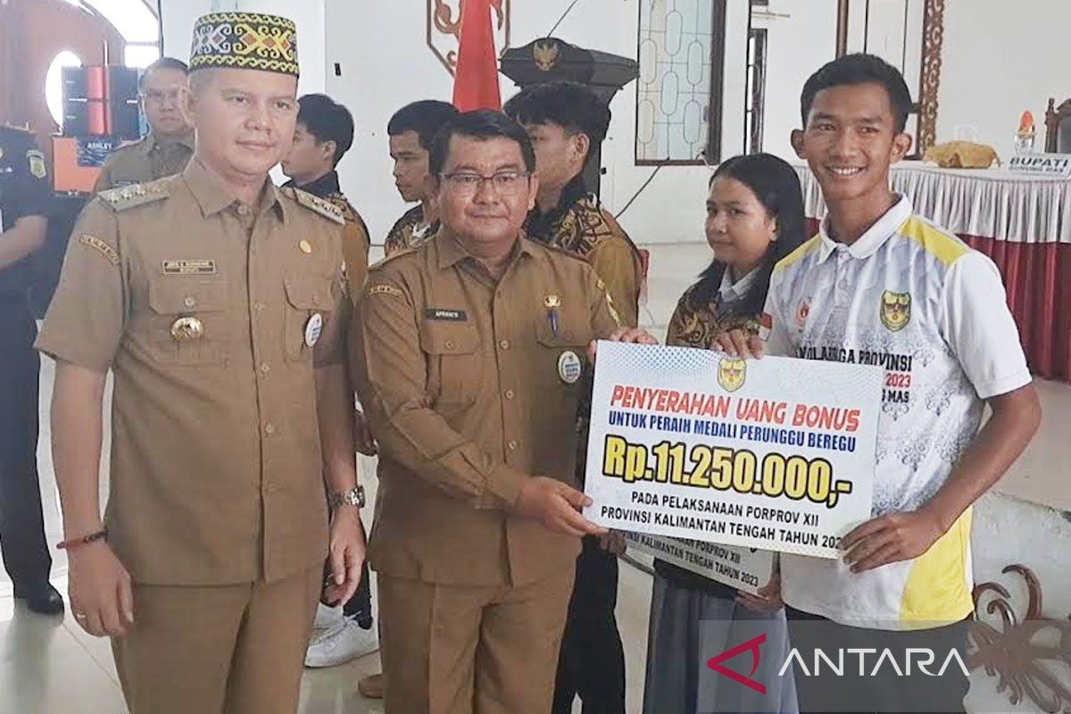 Pemkab Gunung Mas serahkan bonus ke peraih medali saat Porprov