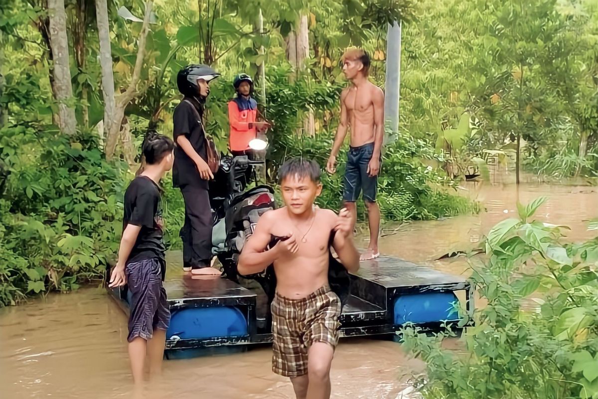 Warga OKU beraktivitas gunakan perahu akibat banjir