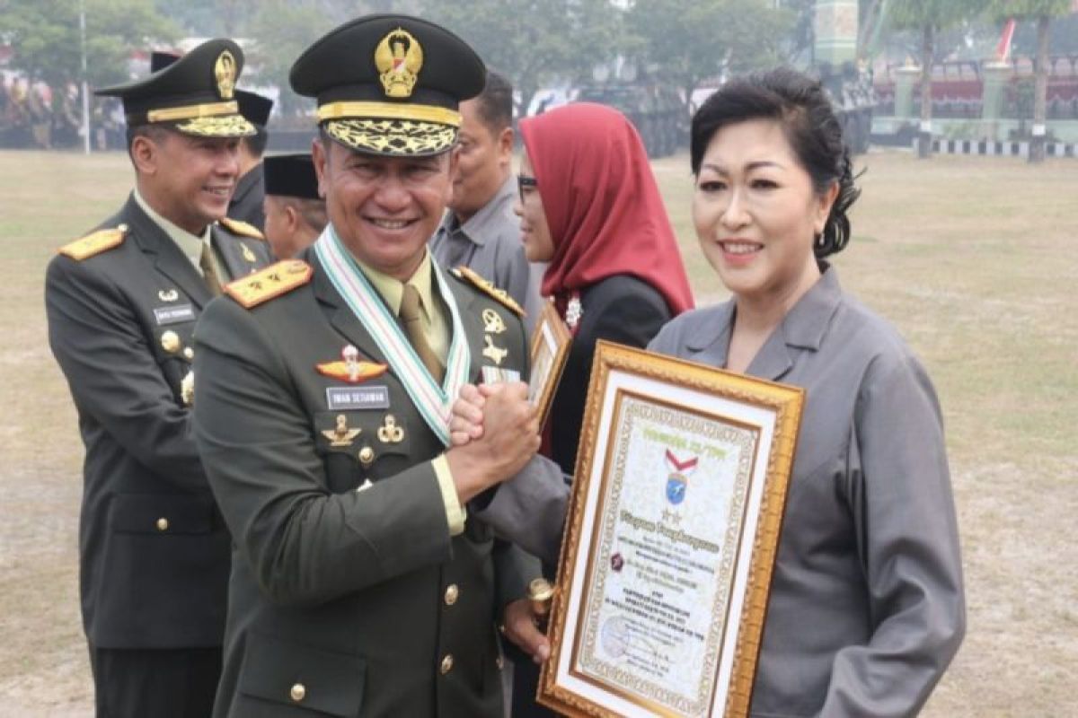 Pj Bupati Lamandau terima penghargaan saat HUT ke 78 TNI