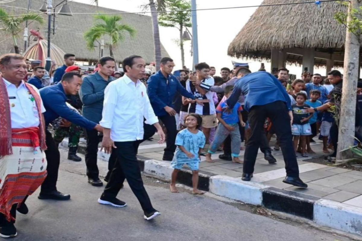 Presiden Jokowi dan warga menari di pinggir pantai Kota Kupang