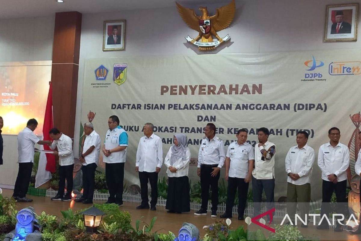 Gubernur Sulteng serahkan DIPA dan TKD tahun 2024 kepada bupati/wali kota