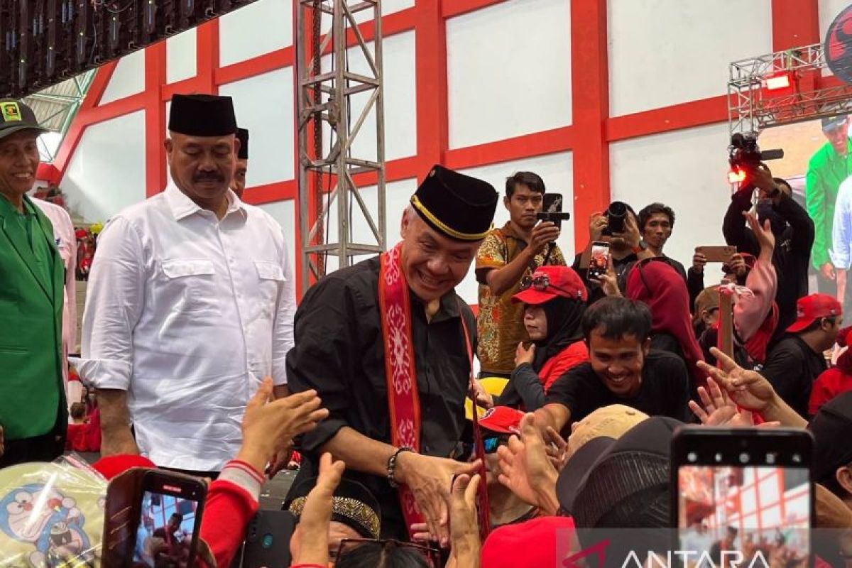 Ganjar: "Kalau kita sudah ada di rel yang benar lalu diganggu, tabrak!"