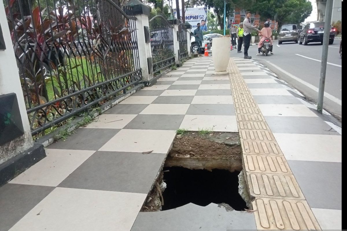 Di Palembang, 300 tutup drainase jalan dicuri