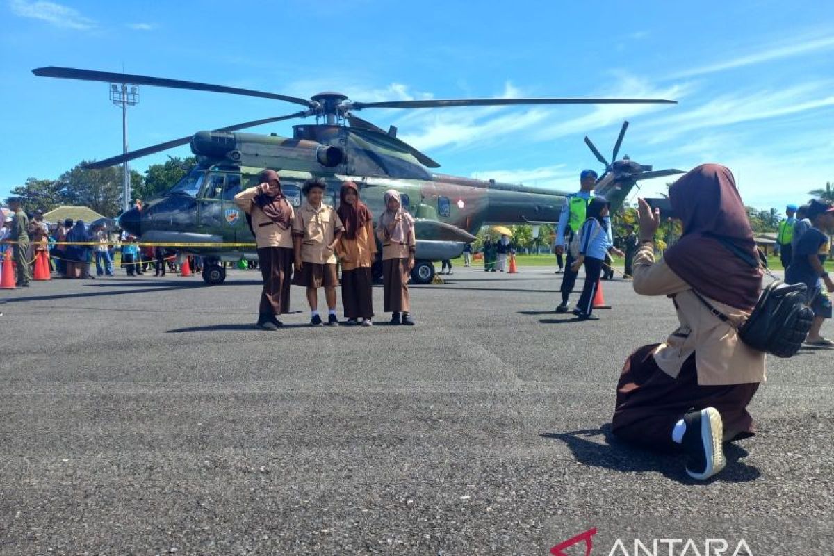 Ratusan warga antusias melihat alutsista TNI AU di Lanud Raden Sadjad Natuna