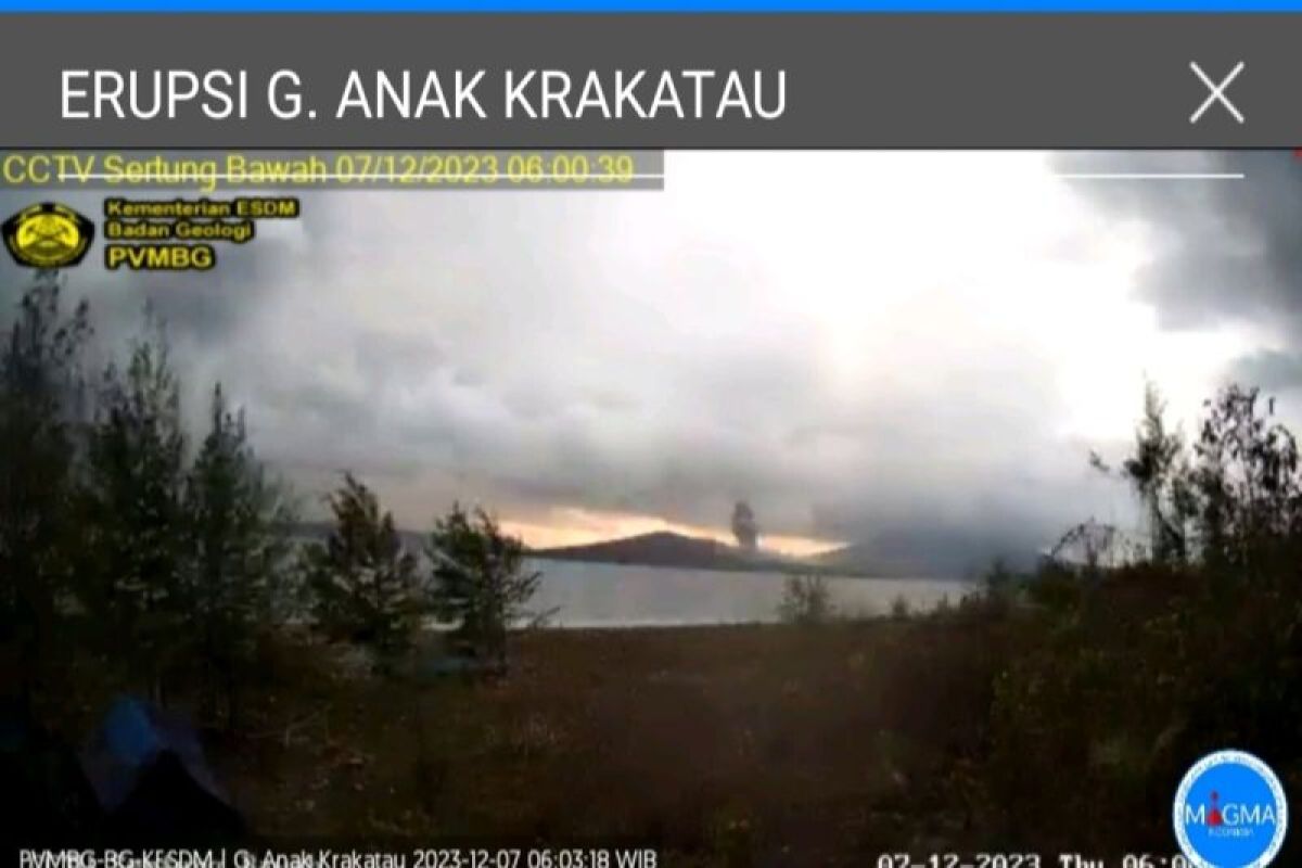 Anak Krakatau semburkan abu vulkanik 657 meter