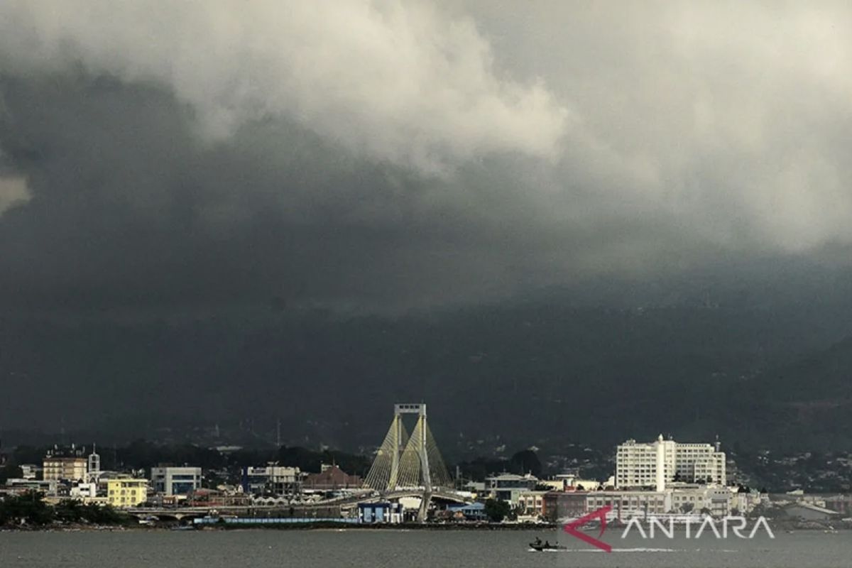 BMKG memprakirakan hujan lebat landa daerah di 16 provinsi