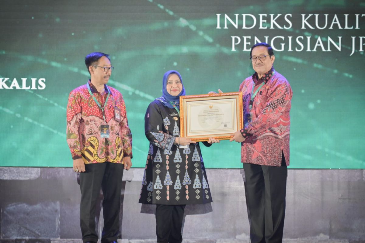 Bupati Bengkals terima anugerah Meritokrasi 2023