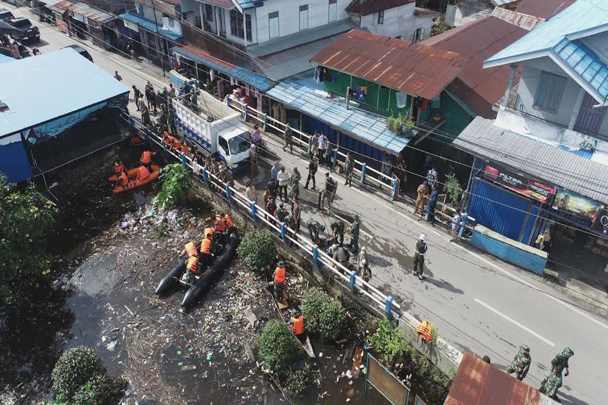 Pj Bupati Barut minta masyarakat jangan buang sampah di sungai