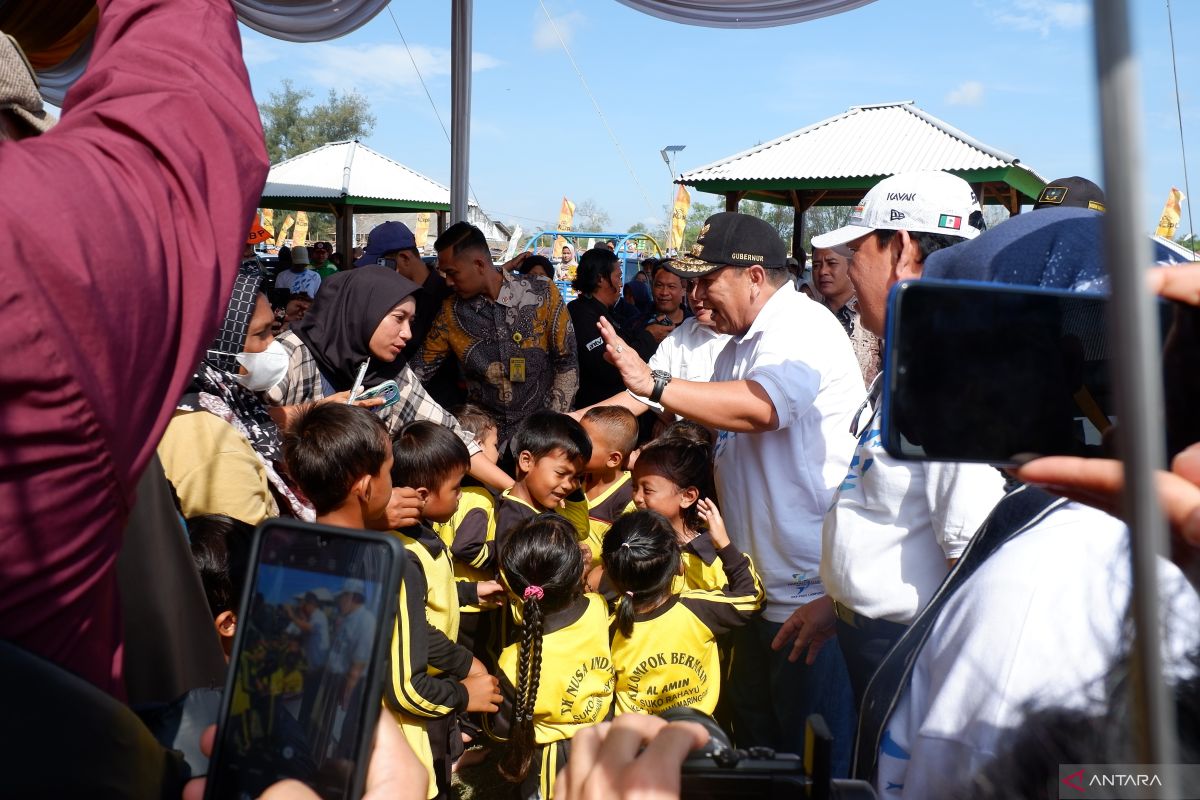 Ribuan warga sambut Hari Ikan Nasional dengan makan ikan secara serentak