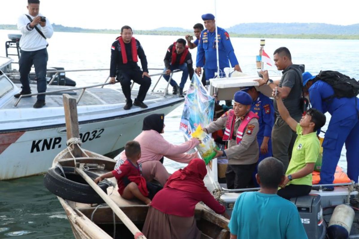 Tim gabungan patroli imbau warga pesisir waspadai cuaca esktrem