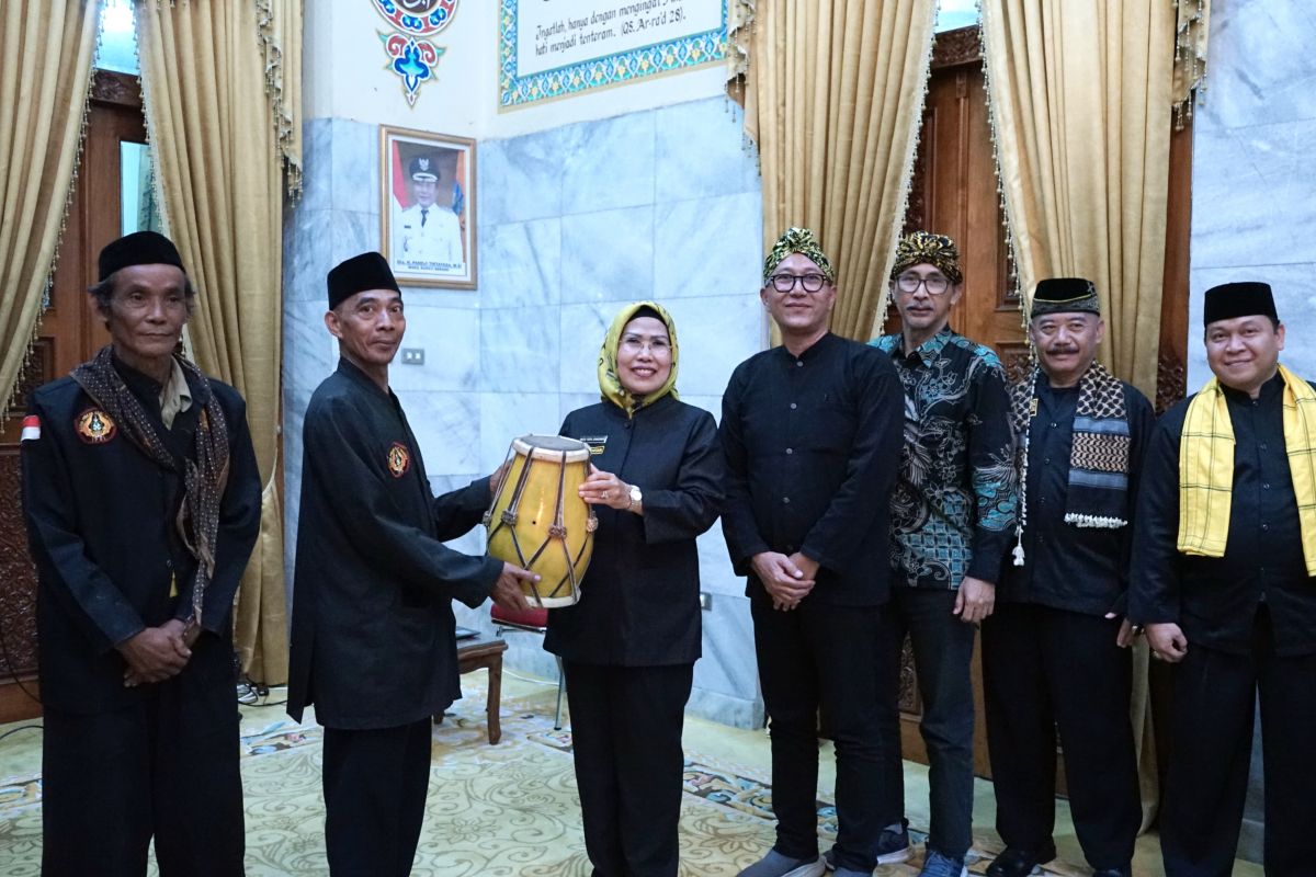 Pemerintah Serang berikan bantuan alat musik tradisional kepada paguron