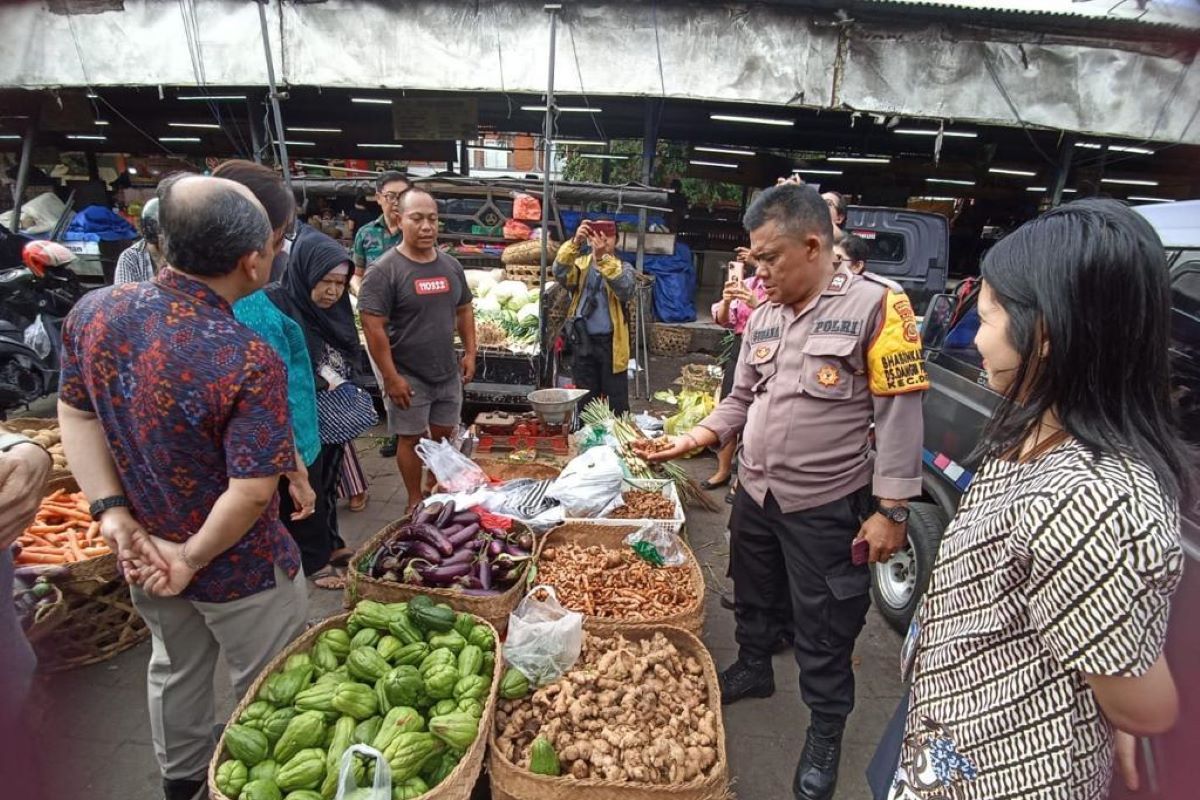 TPID Denpasar Bali sidak pasar pastikan stabilitas harga menjelang Nataru