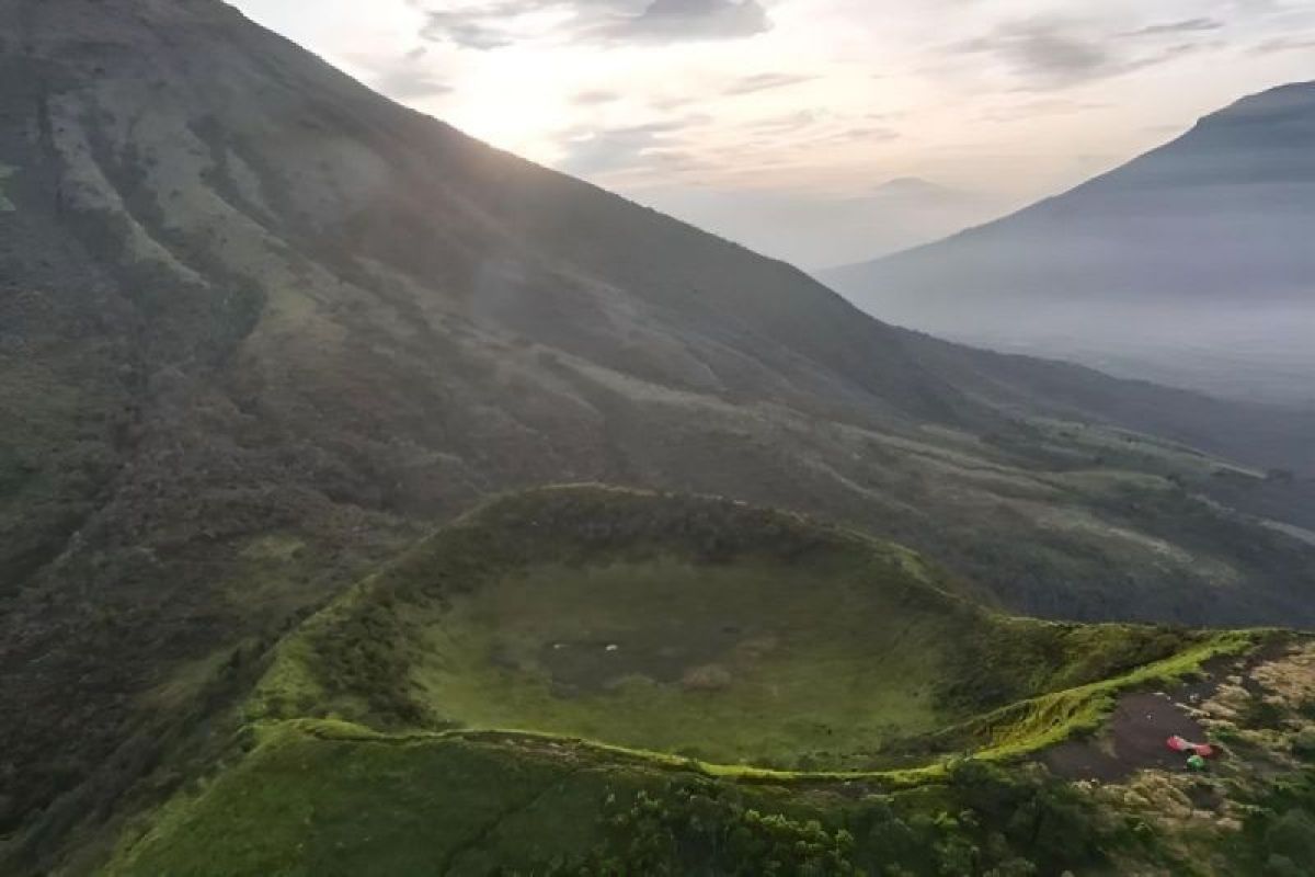 Berikut rekomendasi wisata mendaki gunung di Indonesia