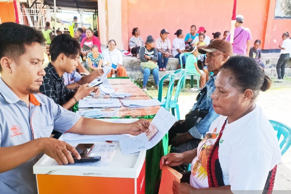 Warga Biak Numfor terima pencairan bansos sembako PKH