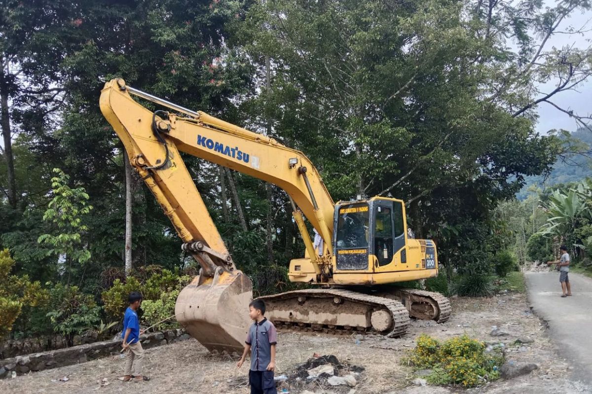 Tiga alat berat bersihkan material banjir bandang di Tanjungraya Sumbar