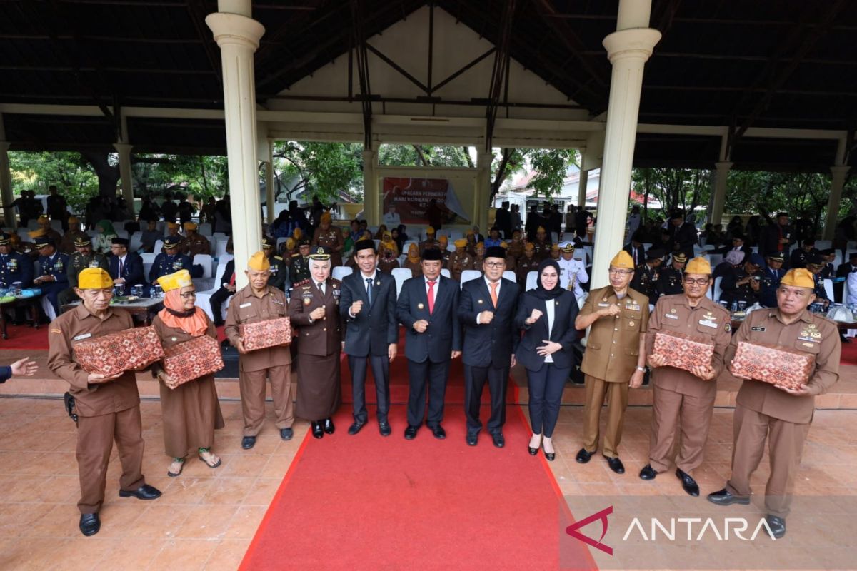 Wali Kota Makassar serahkan bantuan peringatan korban 40.000 jiwa