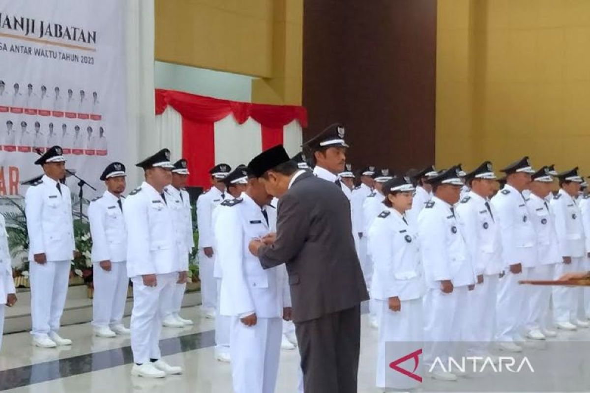 Sebanyak 36 Kades terpilih dan lima PAW di Kobar resmi dilantik