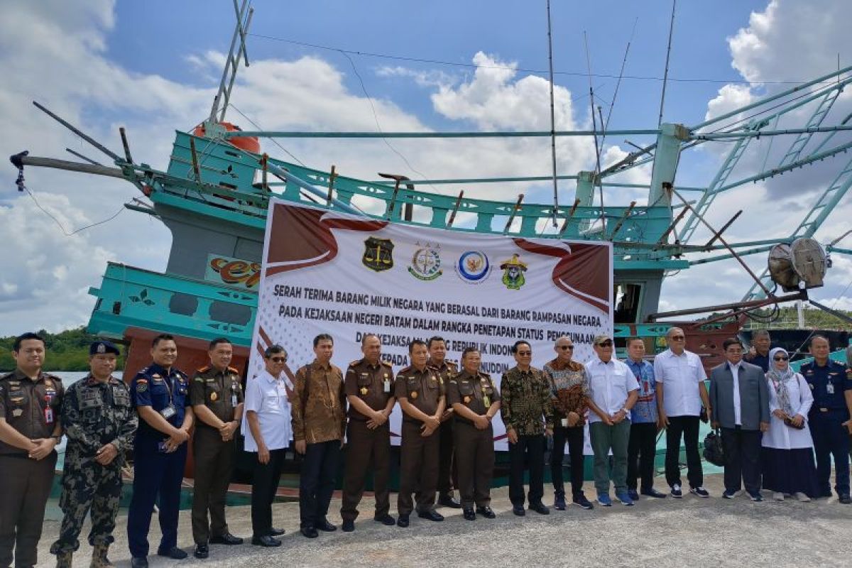 Kejagung serahkan kapal hasil rampasan di Kejari Batam kepada Unhas