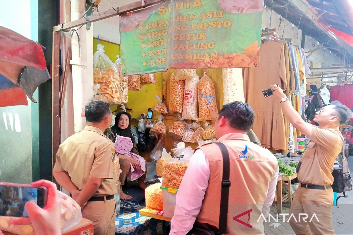 Tim  Pemkot Surakarta cek makanan kedaluwarsa jelang Natal Tahun Baru