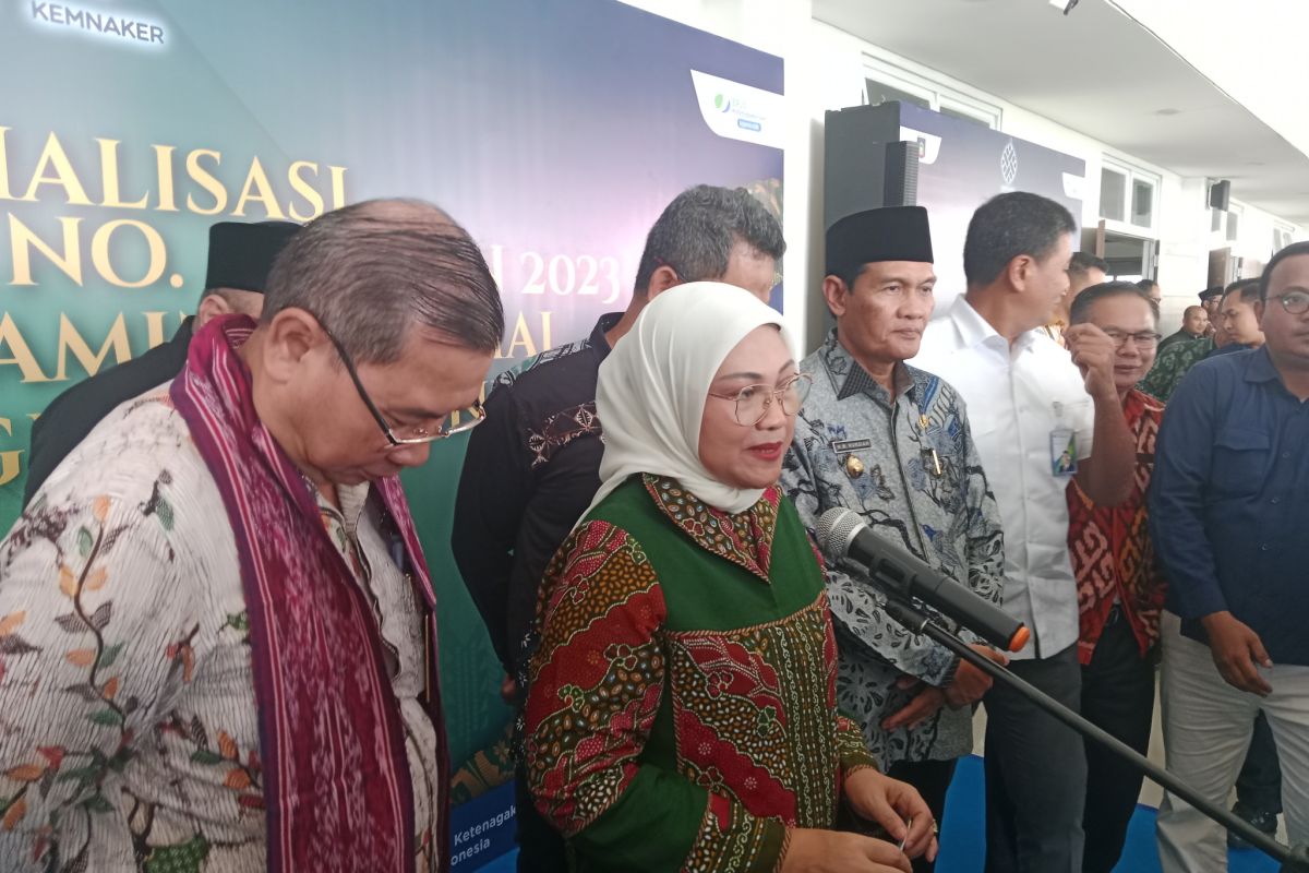 Menteri Ketenagakerjaan Republik Indonesia Dr Ida Fauziyah saat menghadiri acara sosialisasi Permenaker jaminan sosial PMI di Kabupaten Lombok Tengah, Provinsi NTB, Selasa (12/12/2023). ANTARA/Akhyar Rosidi.