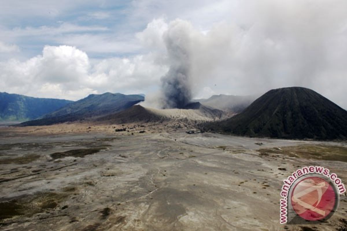 PVMBG sebut Gunung Bromo mengeluarkan asap putih dan kelabu