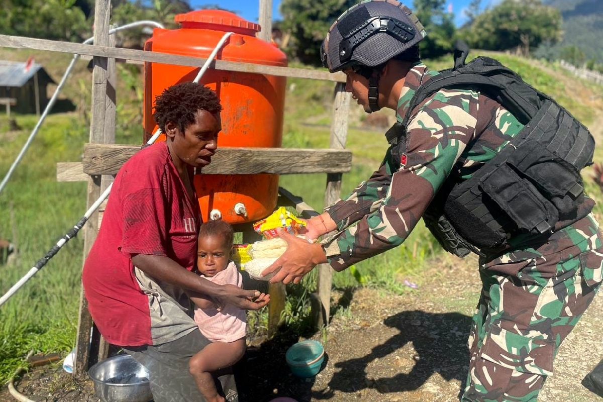 Satgas Yonif 115/ML bagikan sembako ke warga Puncak Jaya