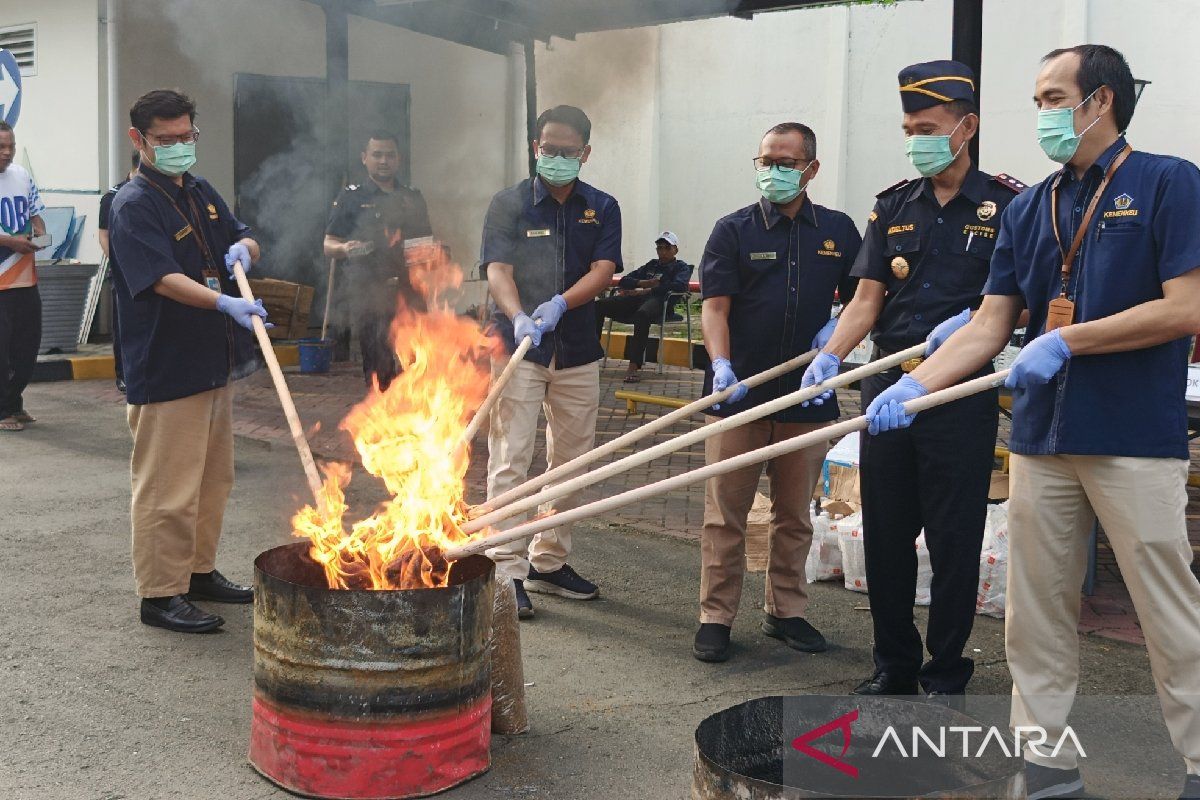 Bea Cukai Jayapura musnahkan tembakau, rokok dan minuman beralkohol ilegal