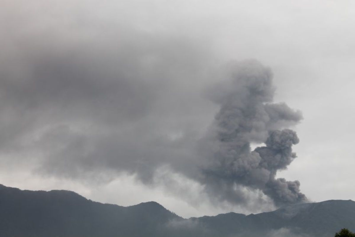 Gunung Marapi erupsi dan lontarkan abu vulkanik setinggi 500 meter