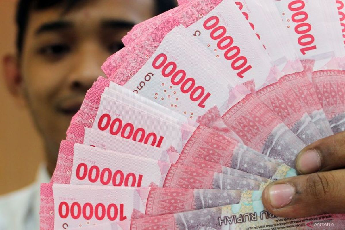 Rupiah menurun saat pasar merespons inflasi RI 2023 yang rendah