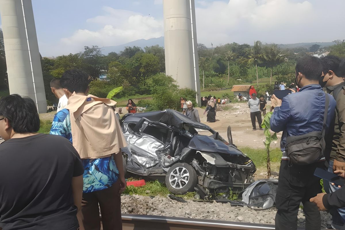 2 orang tewas dalam kecelakaan kereta dengan mobil di Bandung Barat