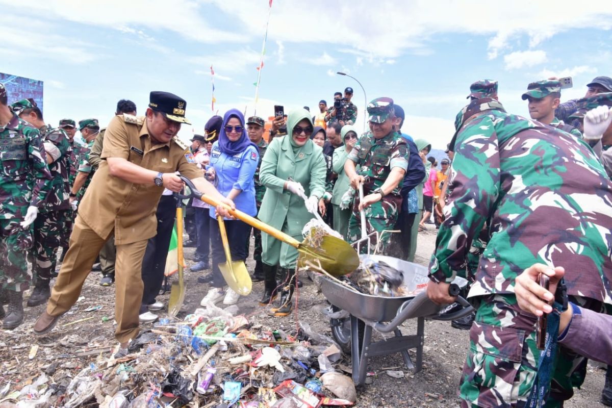 KSAD dan Penjabat Gubernur Sulsel ikut aksi bersih-bersih di Bantaeng