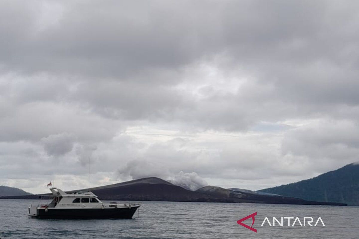 Anak Krakatau semburkan abu setinggi 800 meter