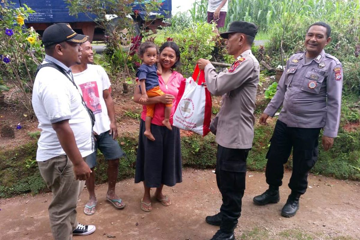 Polsek Kuwus bagikan bansos beras ke warga kurang mampu