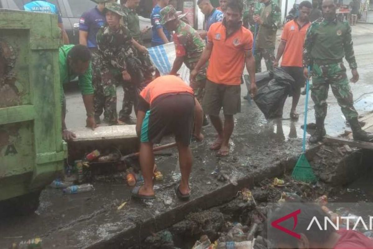 DLH Kabupaten Jayapura kerahkan 148 tenaga bersihkan Kota Sentani