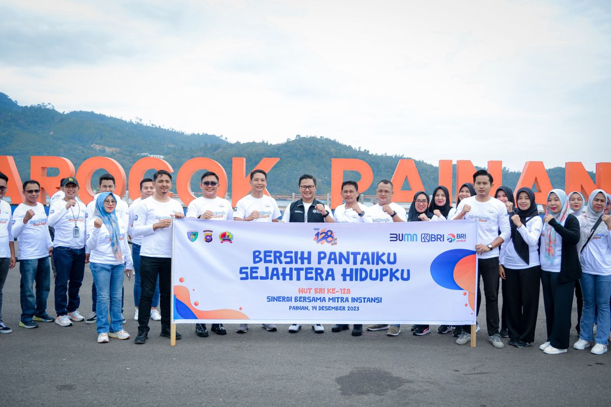 Peduli lingkungan, BRI Painan bersihkan Pantai Carocok