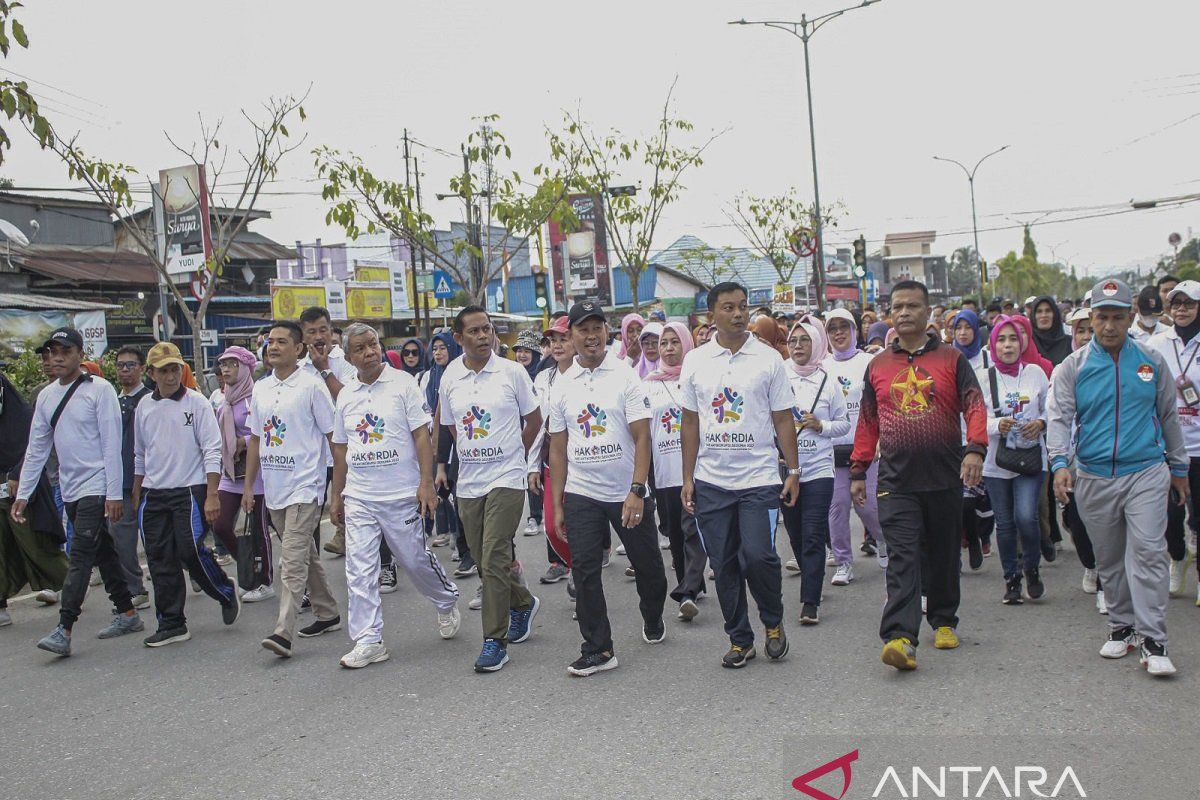 Pemkot Kendari gelar jalan sehat peringati Hari Anti Korupsi Sedunia 2023