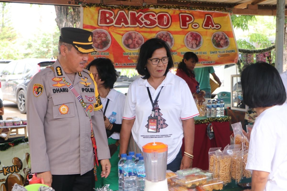 Polda NTT menggelar festival kue Natal 2023