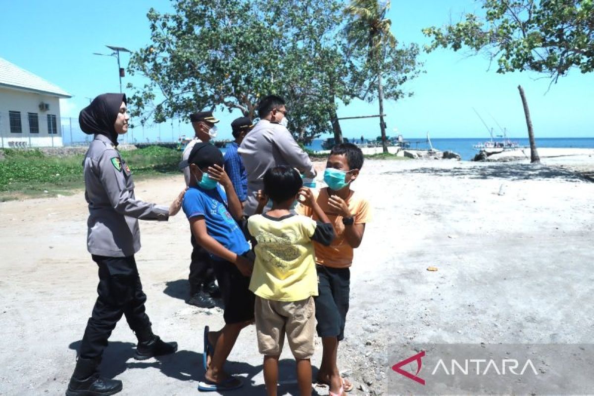 Polisi berikan masker dan kacamata ke warga di Pulau Sebesi