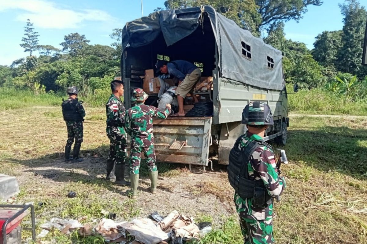 Satgas Pamtas RI-PNG bantu pasang solar panel di Kampung Skofro