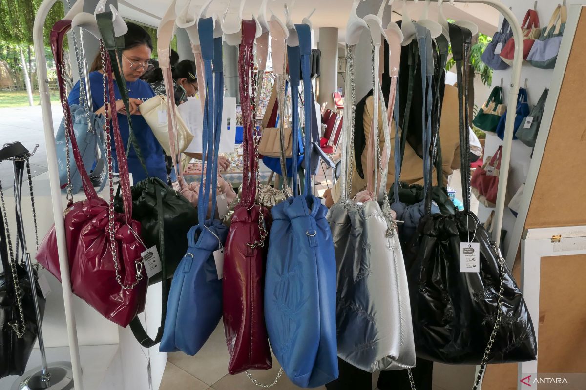 Pengunjung memilih produk kerajinan tas dalam acara UMKM Pasar Kaget Banget di Lapangan Banteng, Jakarta, Minggu (17/12/2023). ANTARA FOTO/Aditya Pradana Putra/aww. Kami akan terus mengimbau pengelola infrastruktur publik agar menunjukkan keberpihakannya dalam mengembangkan UMKMJakarta