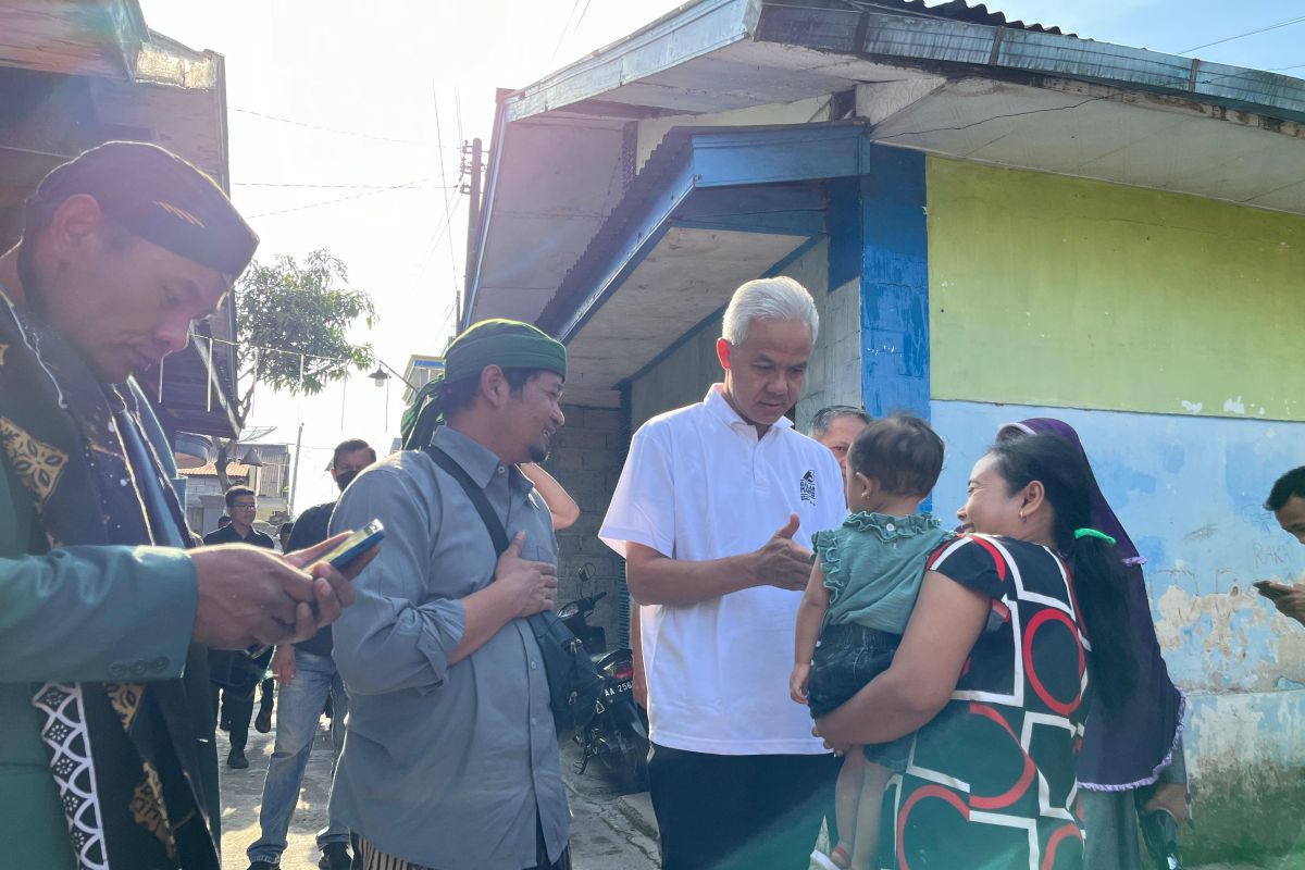 Ganjar disuguhi "tempe kemul" khas Wonosobo ketika menginap di rumah warga