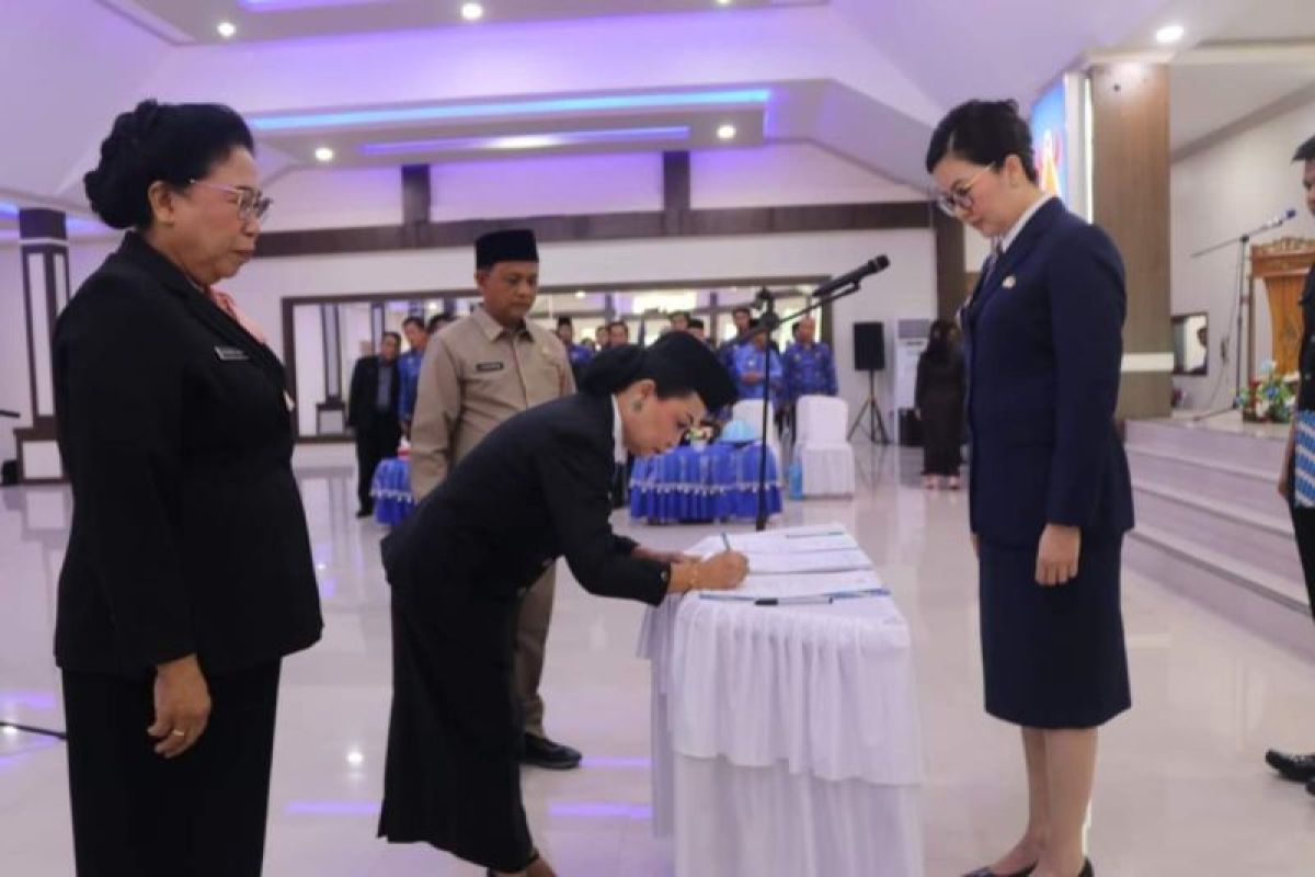 Bupati Poso lantik Heningsi Tampai Sekda Kabupaten Poso