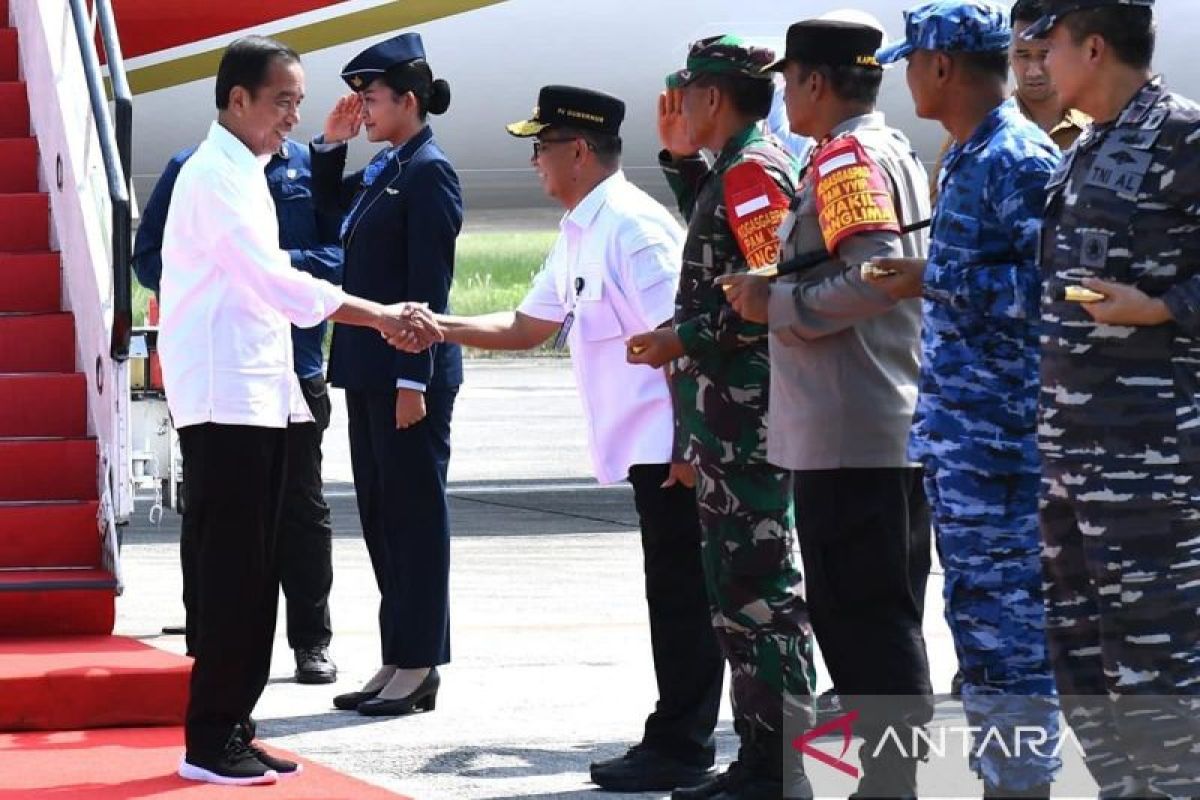 Presiden Joko Widodo tiba di Bandar Udara Internasional Sultan Aji Muhammad Sulaiman Sepinggan, Kota Balikpapan, untuk selanjutnya melakukan kunjungan kerja ke Ibu Kota Nusantara (IKN), Kabupaten Penajam Paser Utara, Kalimantan Timur, Rabu (20/12/2023). ANTARA/HO-Biro Pers Sekretariat Presiden RI/aa. Presiden akan melaksanakan groundbreaking Rumah Sakit Umum Pusat (RSUP) Ibu Kota Nusantara hingga Nusantara SuperblockJakarta