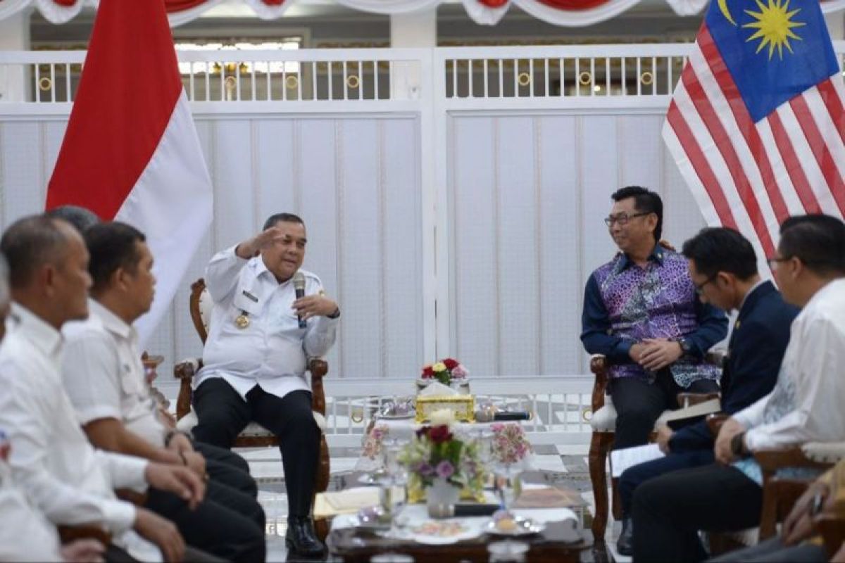 Gubernur Riau Edy Natar Nasution saat menerima kunjungan Wakuil Menteri Malaysia Mohamad Alamin di Gedung Daerah Balai Pauh Janggi, Rabu (20-12-2023).
