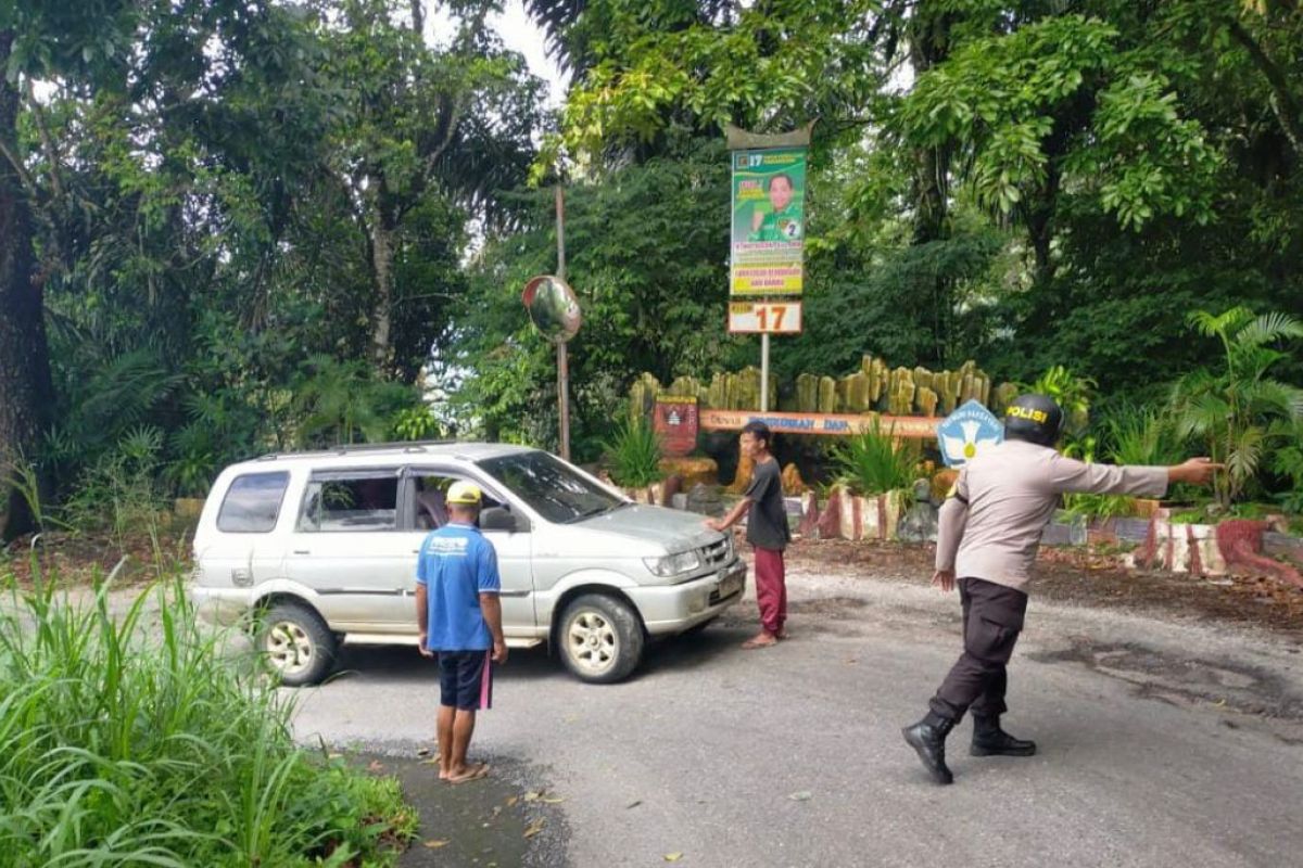 Mobil minibus rusak di Kelok 44 Agam, arus lalu lintas terganggu